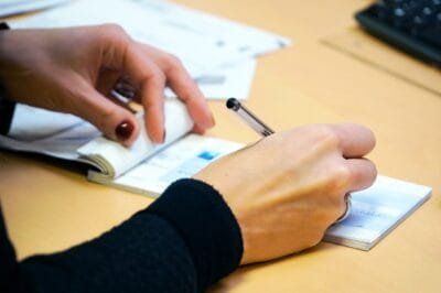 cuáles son las características de la Administración